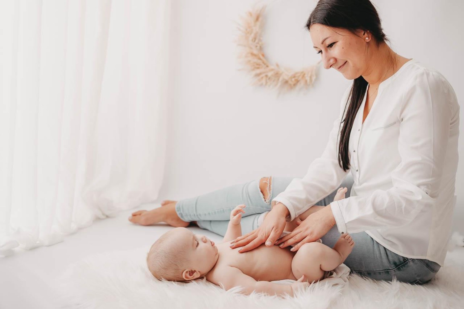 Charly bei der Babymassage
